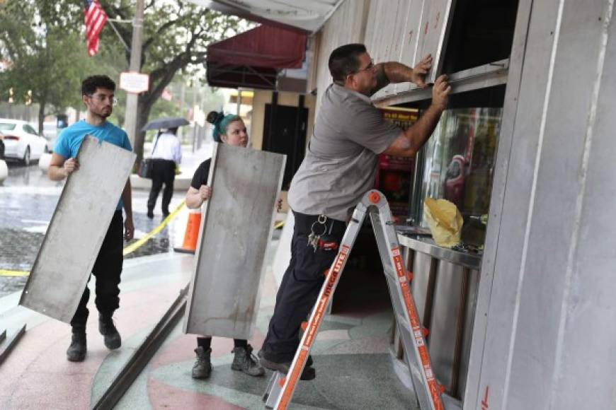Los hispanos que residen en Miami ya comenzaron a instalar láminas para proteger sus ventanas y puertas de los fuertes vientos del huracán.