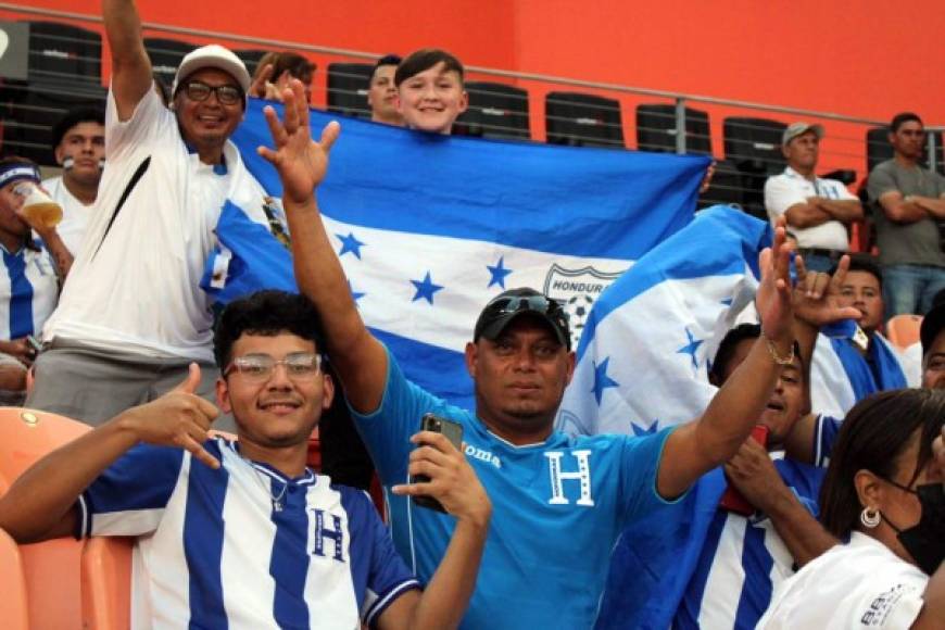 Los aficionados catrachos disfrutan el poder ver a la Selección Nacional de Honduras en tierras estaodunidenses.