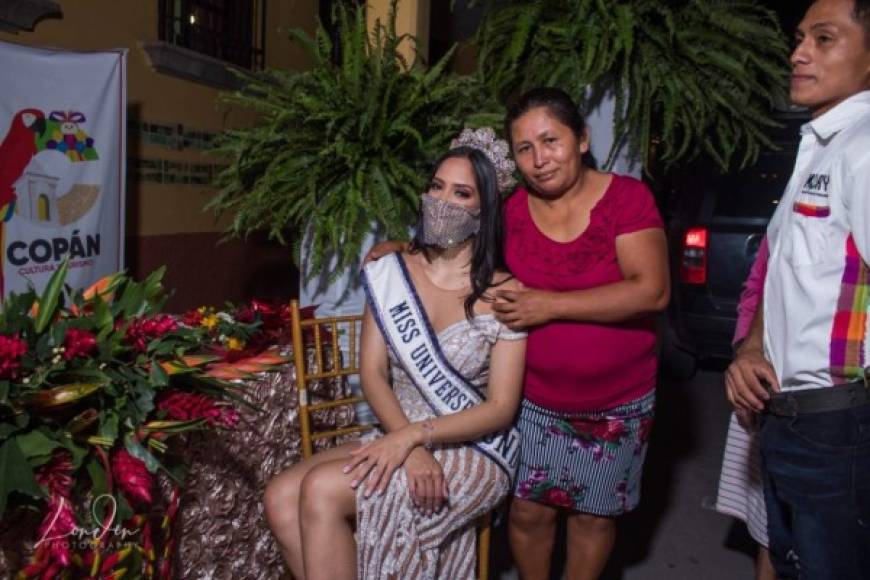 La copaneca también se retrató junto a los niños, jóvenes y adultos que llegaron para felicitarla y animarla a que continúe su carrera. <br/>