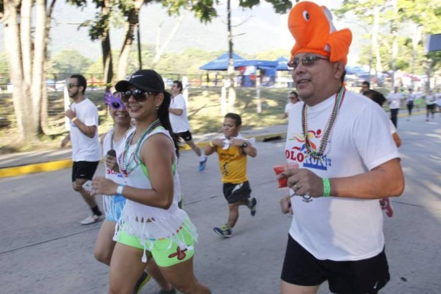 Más de 15 mil hondureños participaron en el Colorun 2014. Algunos lucieron sombreros, lentes, máscaras, pelucas, tutú con diversas formas en el día más colorido del año.