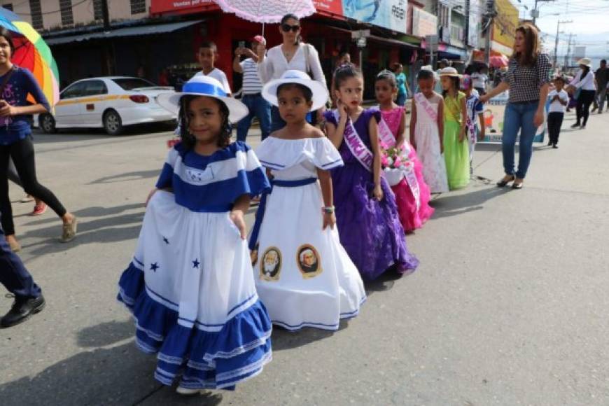 En la ciudad de El Progreso también se lucieron los pequeños al rendir honor a la patria.