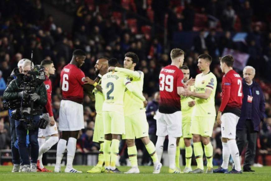 Jugadores del Manchester United y Barcelona se saludan al final del partido en la cancha de Old Trafford.