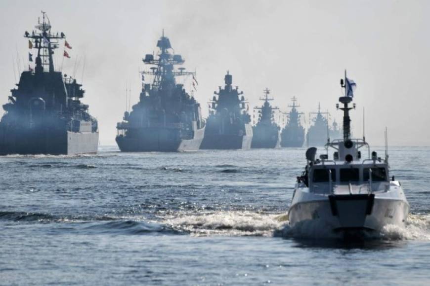 La armada rusa anunció este miércoles que realiza maniobras con fuego real en el Mar Negro que coinciden con la llegada de dos buques de guerra de Estados Unidos a esa región, aumentando las tensiones entre Washington y Moscú.