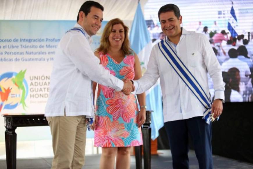 Handout picture released by Honduras' Presidency shows Honduran President Juan Orlando Hernandez (R) and his Guatemalan counterpart Jimmy Morales shaking hands during the inauguration of a bilateral customs union in Corinto, Cortes Department, Honduras, on June 26, 2017.<br/>Guatemala and Honduras are officially opening their borders for the free circulation of goods, being the first Central American countries to accomplish the pursued aim of a customs union. / AFP PHOTO / Honduran Presidency / HO / RESTRICTED TO EDITORIAL USE - MANDATORY CREDIT 'AFP PHOTO / HONDURAN PRESIDENCY' - NO MARKETING NO ADVERTISING CAMPAIGNS - DISTRIBUTED AS A SERVICE TO CLIENTS<br/><br/>