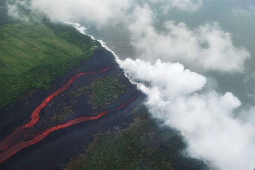 Una nueve blanca de vapor tóxico siguió hoy elevándose sobre el cielo de Hawái generada por los ríos de lava del volcán Kilauea que llegan al océano Pacífico, en lo que supone un nuevo peligro para la población tras la erupción de hace dos semanas.