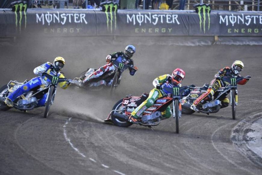 SPEEDWAY. A toda velocidad. Varios corredores compiten durante el Campeonato Mundial Speedway en el Stena Arena en Vastervik, Suecia. Foto: AFP/Mikael Fritzon