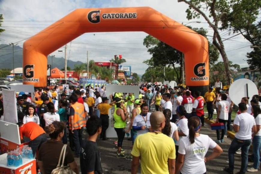 Centenares de sampedranos se dieron cita esta mañana a la avenida circunvalación de San Pedro Sula para participar de la actividad 'Un reto para valientes'.