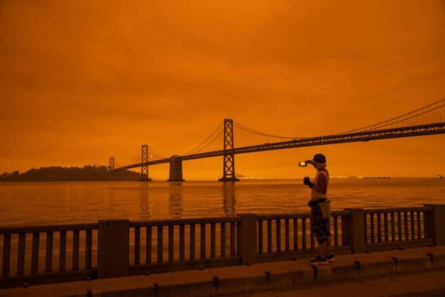 La niebla, habitual en estas fechas en esta parte del estado, había estado ausente durante las últimas jornadas, pero hoy regresó con intensidad y dejó unos cielos como nunca antes se recuerdan, sin apenas luz a pleno mediodía y de un anaranjado casi rojo que a su vez 'tintaba' todo lo demás, dejando postales tan bonitas como terroríficas.