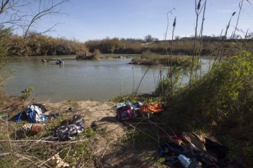 Los migrantes dejaron sus pertenencias abandonadas en el río, listos para iniciar una nueva vida en EEUU.