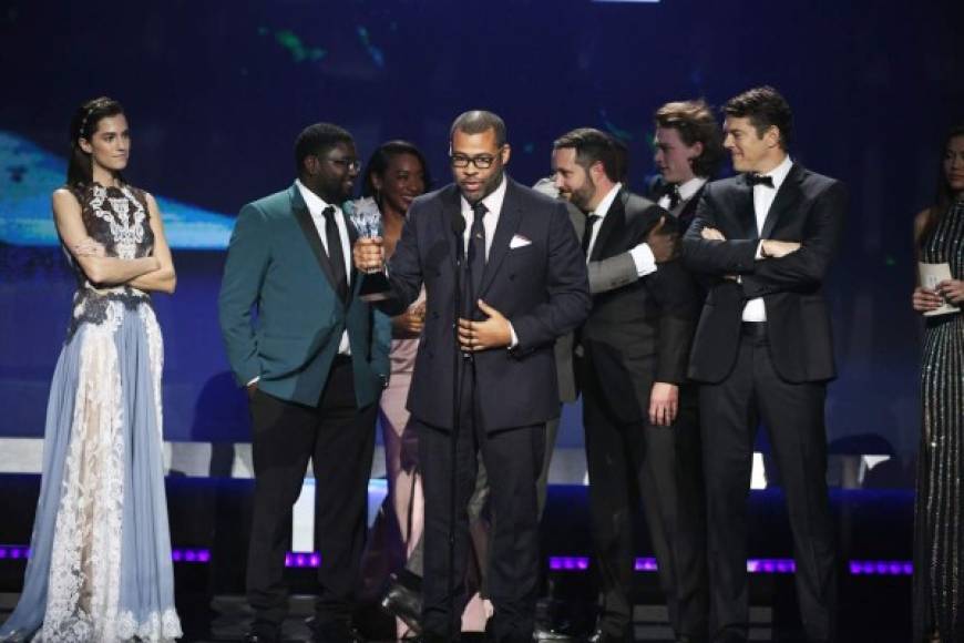 Get Out se llevó varios premios, entre ellos la mejor cinta de terror según los Critics'.<br/><br/>En foto el director/escritor Jordan Peele (C) con el elenco mientras recibían el premio a mejor cinta de terror.<br/><br/><br/><br/>