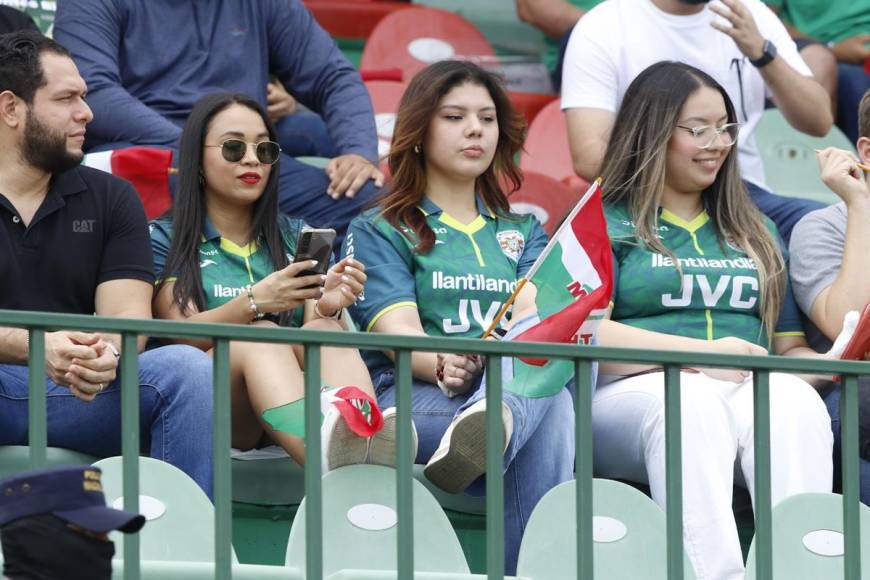Lindas aficionadas del Marathón asistieron al estadio Yankel Rosenthal para ver el partido ante Motagua.
