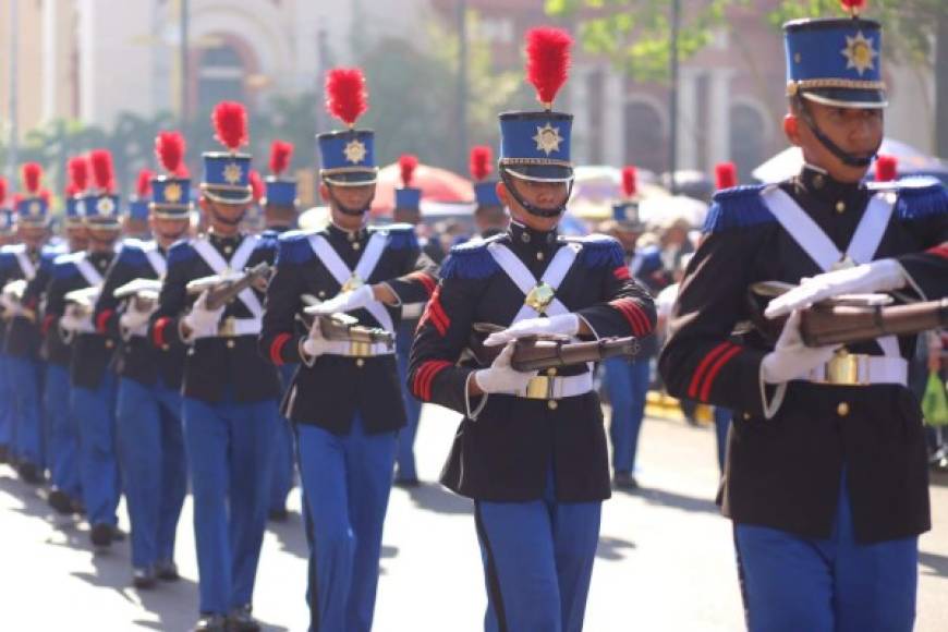 Cadetes de la Academia Nacional de Policía vestidos de gala en honor a los próceres de la patria.