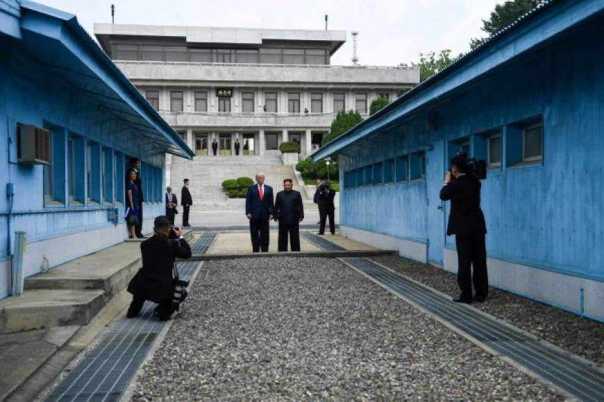 North Korea's leader Kim Jong Un stands with US President Donald Trump north of the Military Demarcation Line that divides North and South Korea, in the Joint Security Area (JSA) of Panmunjom in the Demilitarized zone (DMZ) on June 30, 2019. (Photo by Brendan Smialowski / AFP)