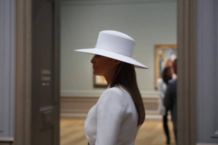 Su llamativo sombrero blanco de ala ancha, diseñado por Hervé Pierre, uno de sus diseñadores favoritos, fue alabado por los expertos en moda.