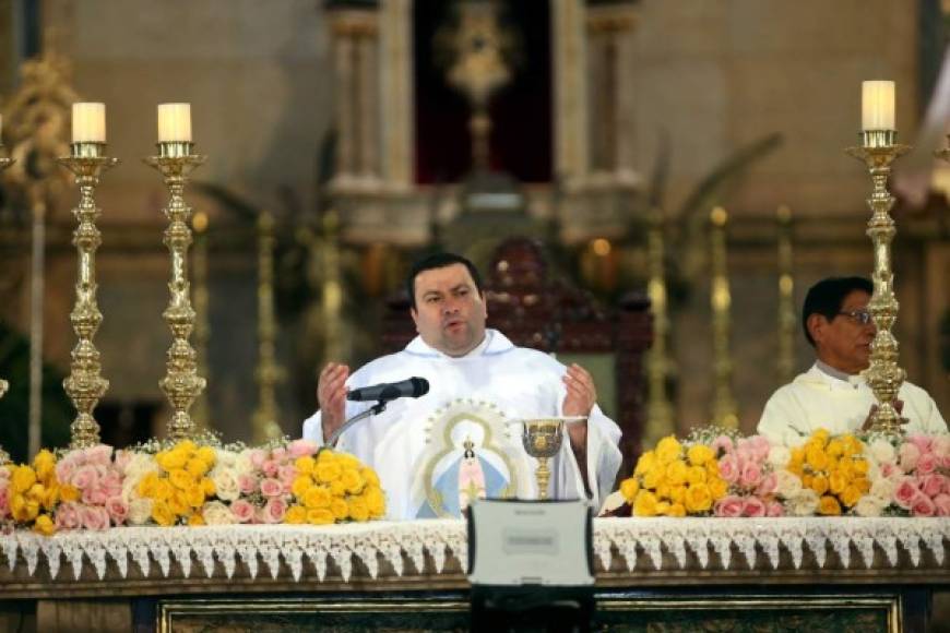 El sacerdote Carlo Magno Núñez al momento de oficiar las misas en la Basílica Menor de Suyapa.