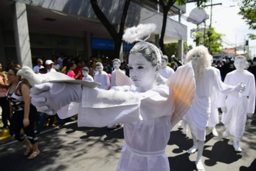 Alumnos vestidos de mimos representando la paz que debe prevalecer en nuestro país.