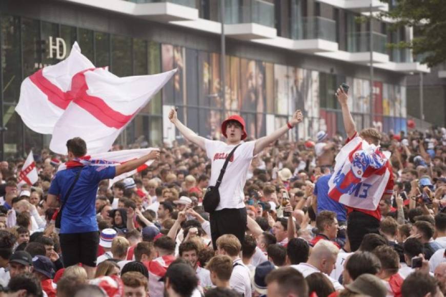 Millares de aficionados ingleses se congregaron en torno al estadio desde la mañana de este domingo y algunos de ellos, ya bajo los efectos del alcohol.