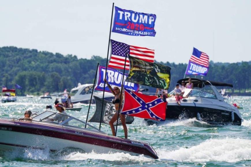 Fotos publicadas en Twitter muestran a barcos con banderas de apoyo a Trump ondeando al viento en aguas turbulentas, posiblemente debido a que demasiados barcos se movían al mismo tiempo y demasiado cerca unos de otros.