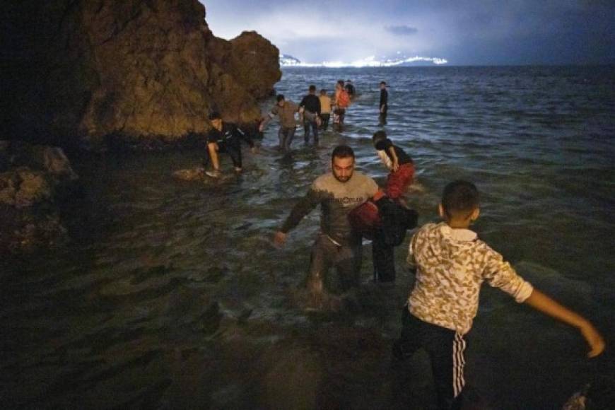 Más de 6,000 migrantes lograron cruzar a nado en apenas 24 horas.