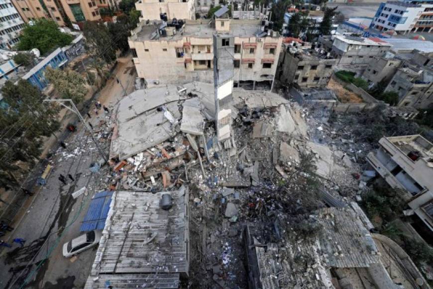 El ejército israelí, que asegura que el objetivo de sus bombardeos son los locales y equipos de Hamás así como algunos comandantes y túneles subterráneos, acusa al movimiento islamista de usar a los civiles como 'escudos'.