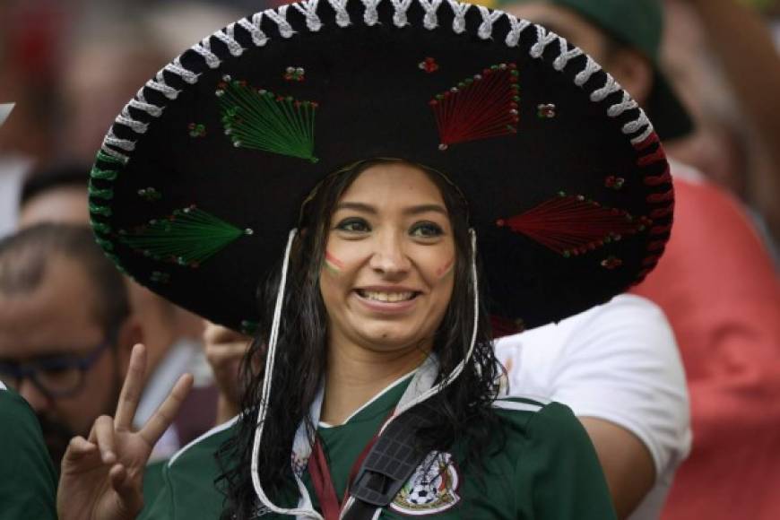 Tampoco faltaron los tradicionales sombreros charros en el estadio de Moscú.