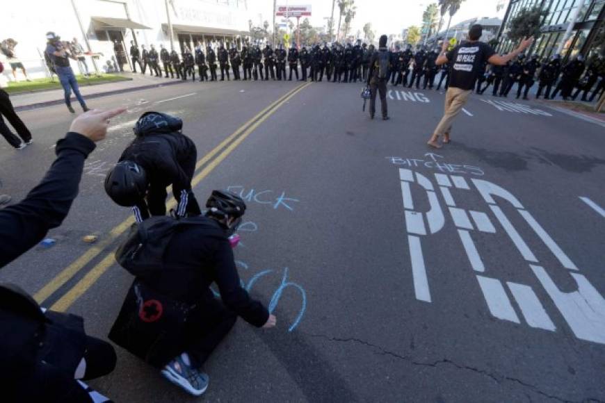 Las violentas protestas en California ocurren pocos días después del espectacular asalto al Congreso de EEUU por partidarios de Trump en la capital estadounidense.