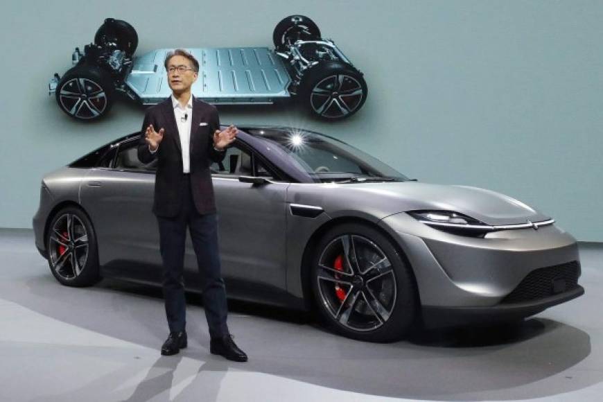 Sony presenta un auto eléctrico<br/><br/>La japonesa Sony presentó Vision-S, un prototipo de automóvil eléctrico. Equipado con 33 sensores y cámaras para ayudar a la conducción, el vehículo podrá alcanzar los 100 km/h en menos de cinco segundos y una velocidad máxima de 240 km/h. <br/><br/>Falta por saber si Sony tiene intención de comercializar esos automóviles o si quiere vender sus tecnologías a fabricantes del sector.