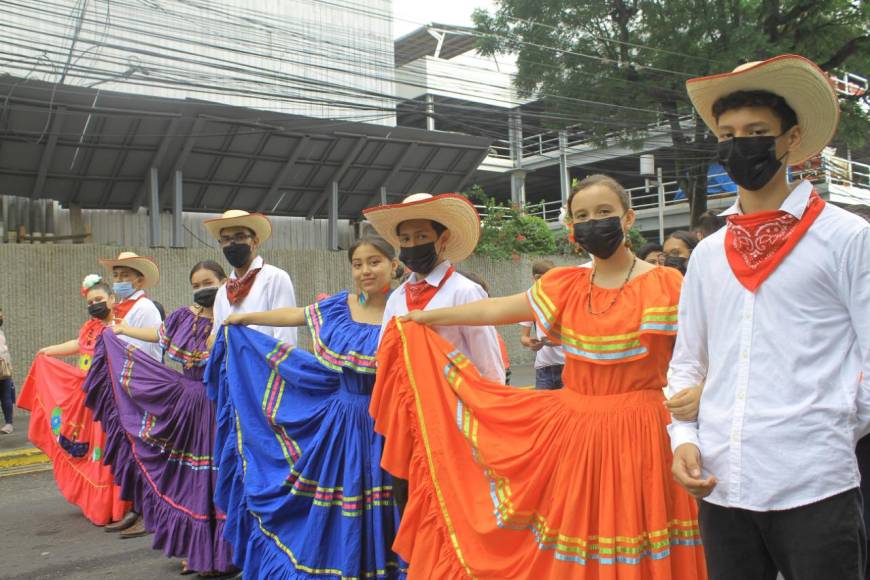 Estudiantes del instituto IDEC desfilaron con representativos trajes de danza Folklórica