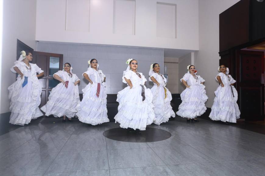 El grupo de danza folclórica Ópalo deleitó a los asistentes con su presentación artística.