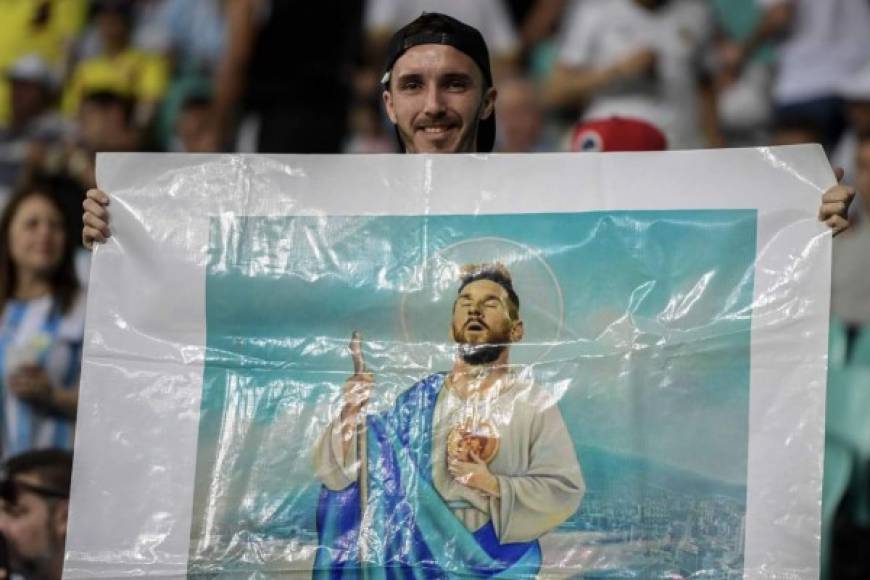 Un hincha argentino como una imagen del 'dios' Messi.