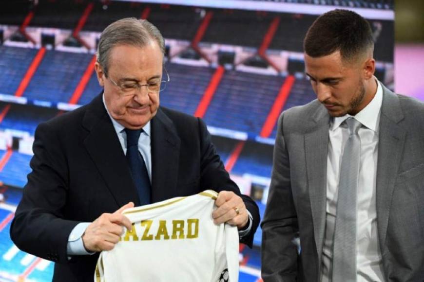El presidente Florentino Pérez se encargó de presentar al crack belga Eden Hazard en un palco del Santiago Bernabéu.