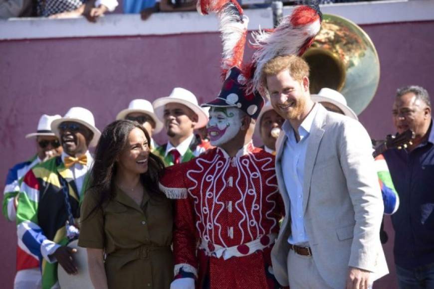 Meghan y Harry se detuvieron para hablar con las multitudes que los esperaban en el histórico barrio de Bo Kaap.