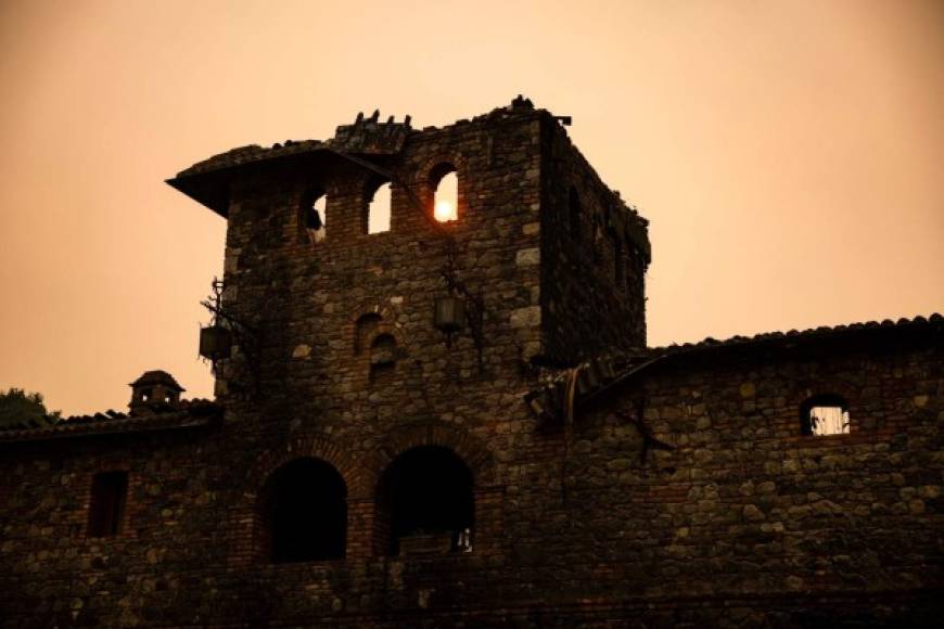 El fuego consumió una construcción de piedra donde se almacenaba vino, pero perdonó a un falso castillo medieval italiano construido con materiales traídos de Europa.