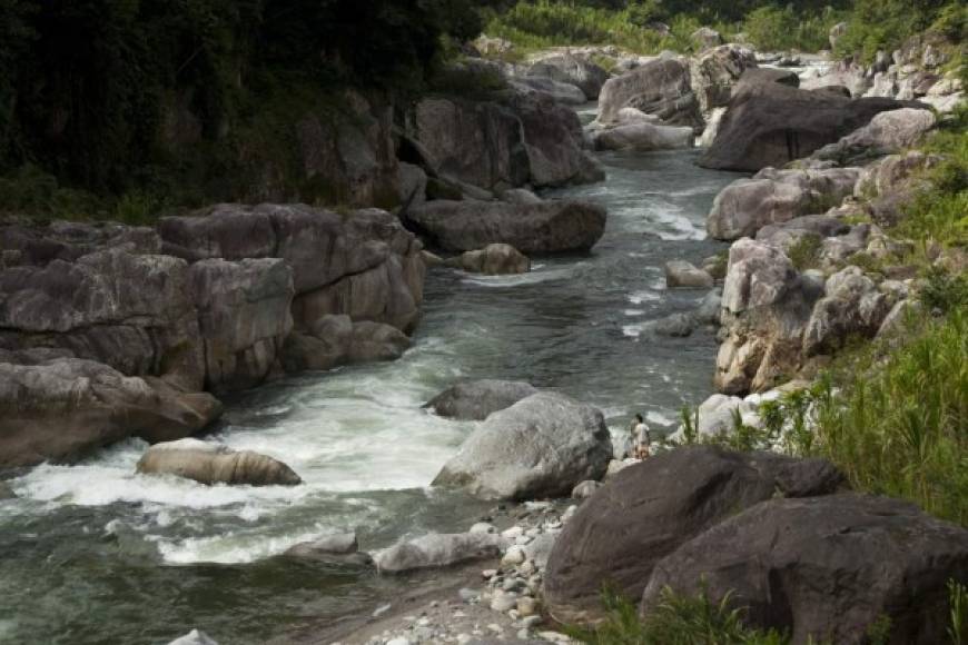 Un río infinito siempre esmeralda. Río Cangrejal es simplemente un regalo de la naturaleza.