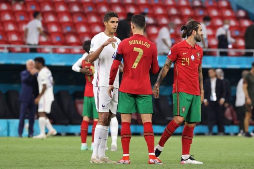 Cristiano Ronaldo saludando a Raphael Varane al final del partido. Fueron compañeros en el Real Madrid.