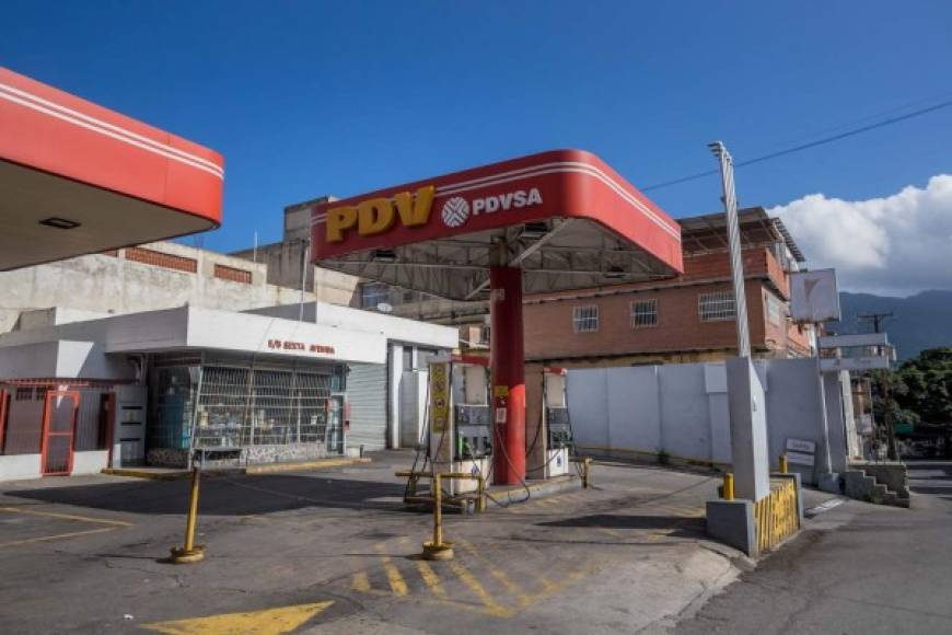 Ganados por la incertidumbre, muchos comercios habían cerrado el fin de semana en Caracas y otras ciudades, tras días de compras nerviosas hasta donde aguantó el bolsillo, golpeado por una hiperinflación proyectada en 1.000.000% para 2018 por el FMI.