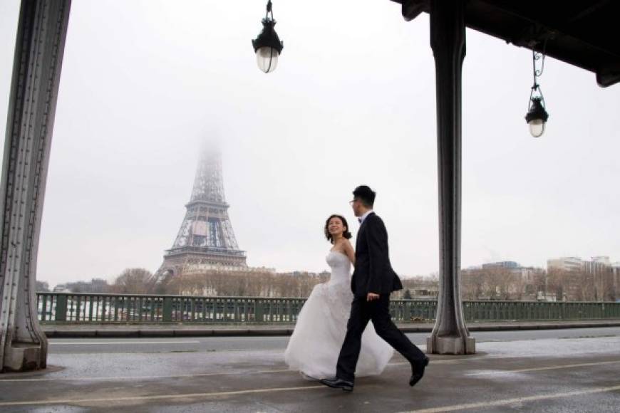 En París, la ciudad del amor, cientos de parejas desafiaron las bajas temperaturas para retratarse frente a la icónica torre Eiffel, para conmemorar el Día de los Enamorados.