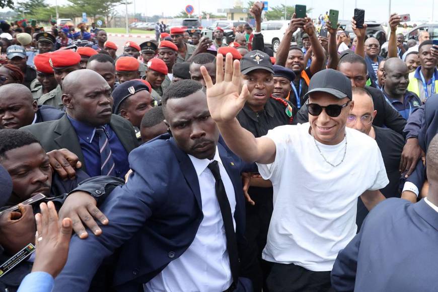 Kylian Mbappé se mostró contento por visitar Camerún, el país origen de su padre.