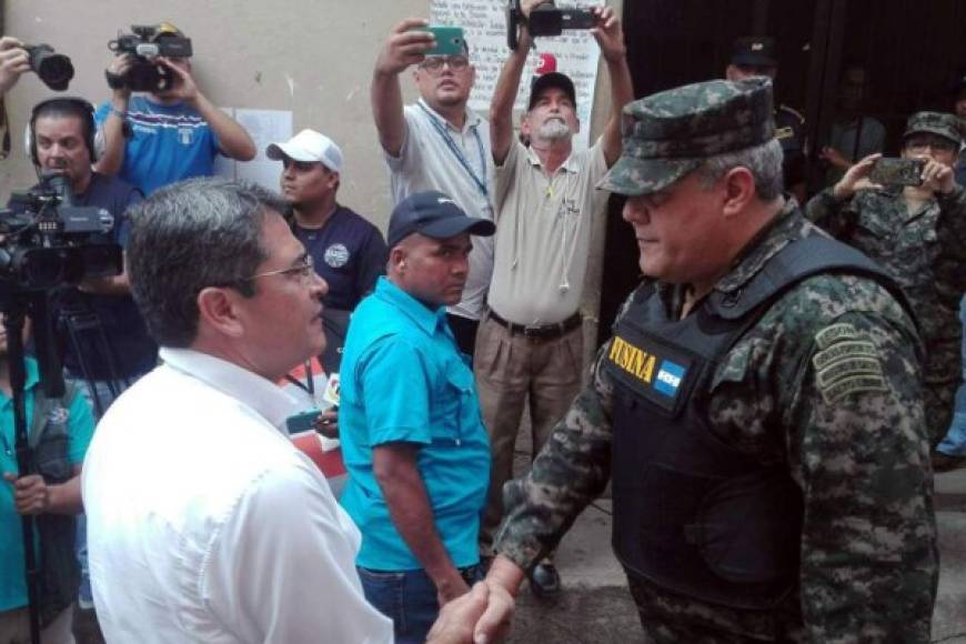 El presidente Juan Orlando Hernández participó este jueves en la clausura oficial del Centro Penal de Santa Bárbara, que llegó a albergar 573 privados de libertad, que recientemente fueron trasladados a otros presidios. Este presidio, ubicado en el centro de la ciudad de Santa Bárbara, fue construido en la década de 1930 para reos de mínima seguridad, pero al pasar los años llegó a tener entre su población a miembros de maras y pandillas e integrantes del crimen organizado.