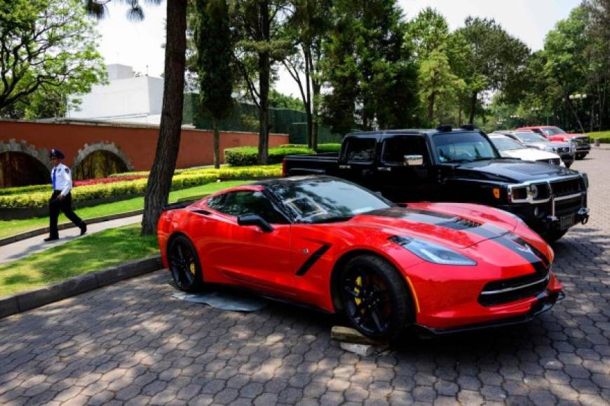 Un brillante Corvette rojo, un Ford Shelby y decenas de autos blindados forman parte del lote que el mandatario mexicano, Andrés Manuel López Obrador, ordenó subastar este fin de semana.