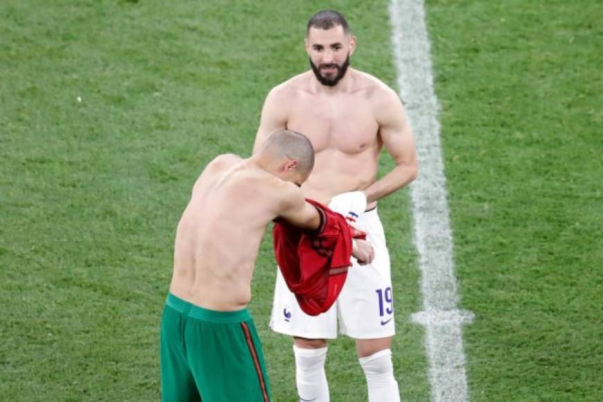 Benzema se llevó dos camisetas. Una de Cristiano y esta de Pepe, también su excompañero en el Real Madrid.