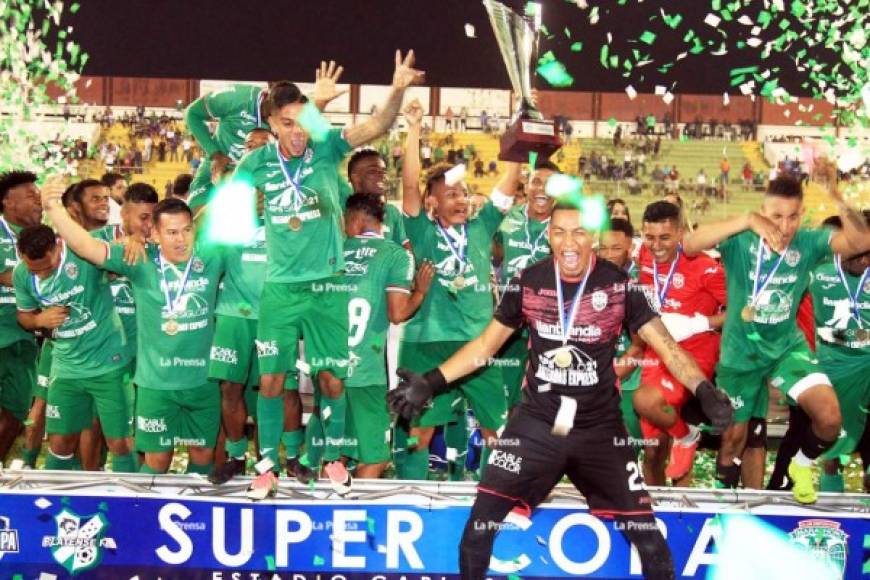 Los jugadores del Marathón celebrando con el trofeo de campeones de la Supercopa de Honduras.
