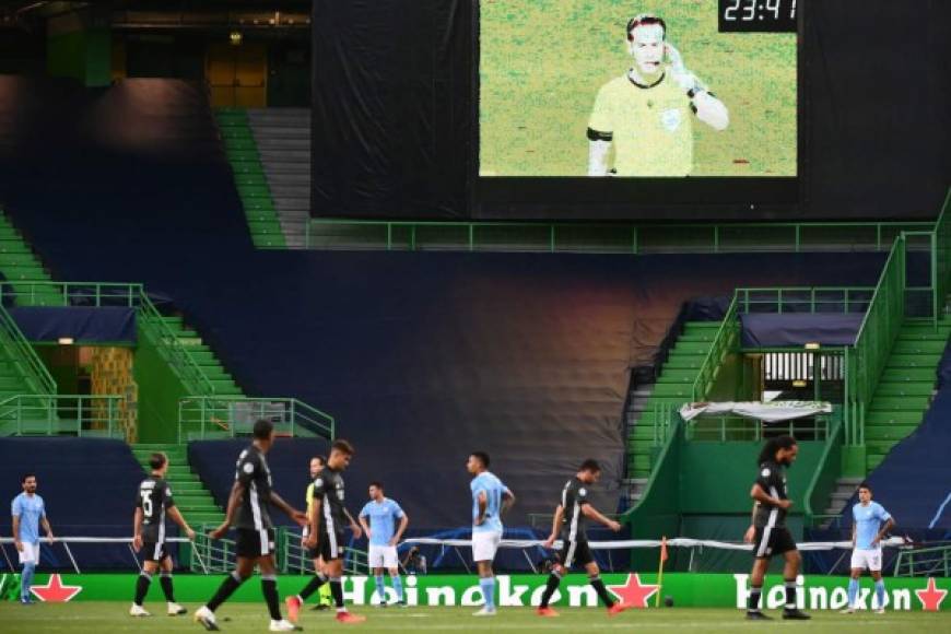 El árbitro holandés Danny Makkelie (en la pantalla) esperando la confirmación del VAR si el gol de Cornet era legal.