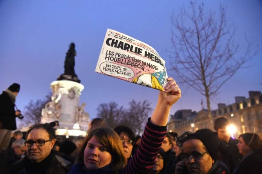 El presidente francés François Hollande decretó 'jornada de duelo nacional' el jueves y pidió 'unidad' al país tras el atentado contra el semanario satírico Charlie Hebdo, que causo 12 muertos y 11 heridos en París.
