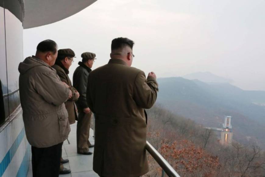El líder norcoreano, Kim Jong-un, supervisó otra prueba de misiles, que según agencias surcoreanas, explotaron durante el lanzamiento.