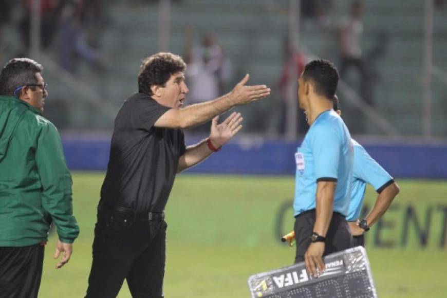 La rabieta de Héctor Vargas, técnico del Marathón, reclamando a los árbitros.