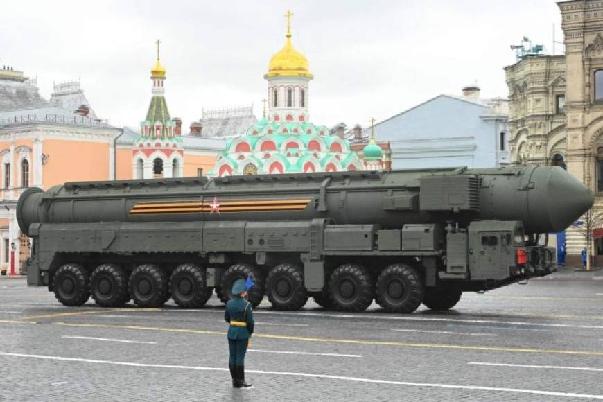 El misil intercontinental Yars RS-24 fue exhibido durante el desfile militar de este domingo en Rusia.