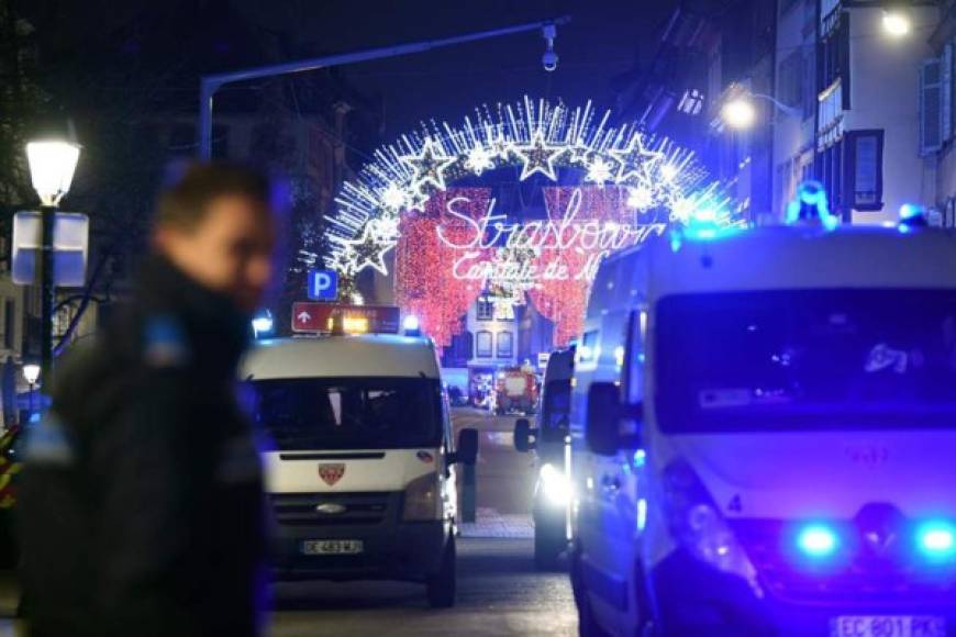 'Tiroteo en el centro de Estrasburgo. Les agradecemos que permanezcan en sus casas a la espera de aclarar la situación', tuiteó Alain Fontanel, primer adjunto de la alcaldía de la ciudad.