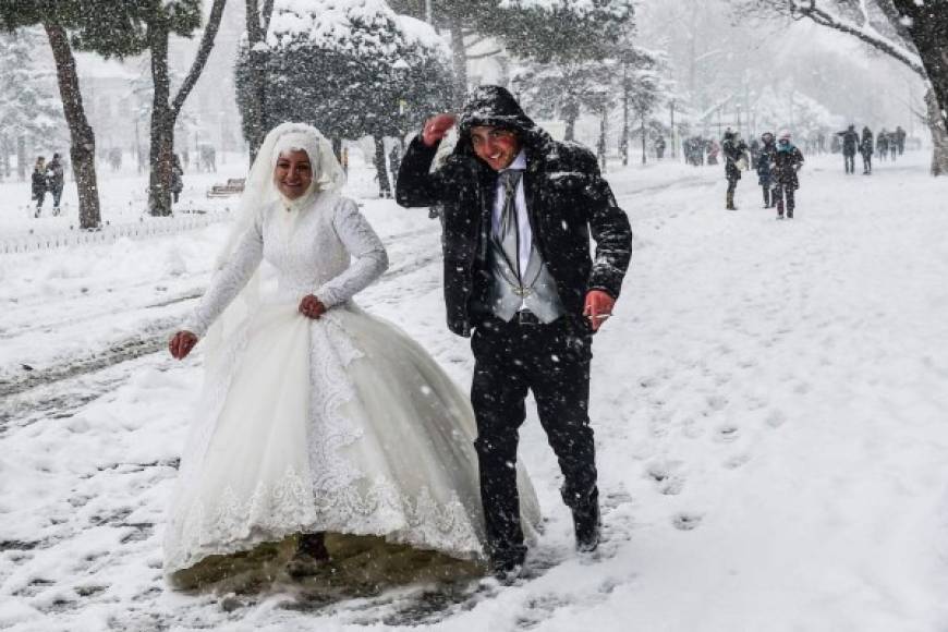 Una pareja de recién casados aprovechó la nevada para realizar su sesión de fotos.