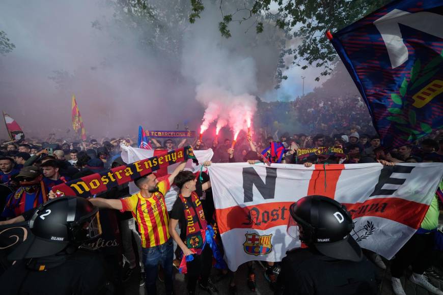 Seguidores del FC Barcelona reciben al autobús de los catalanes.